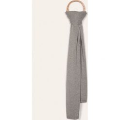 Guess Jeans - Szalik. Czarne szaliki damskie Guess Jeans, z aplikacjami, z wiskozy. W wyprzedaży za 199,90 zł.
