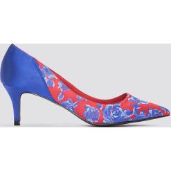 NA-KD Shoes Satynowe czółenka na średnim obcasie - Red,Blue,Multicolor. Czerwone czółenka damskie NA-KD Shoes, bez wzorów, z satyny, na średnim obcasie, na obcasie. W wyprzedaży za 42,58 zł.