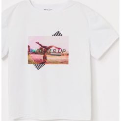 T-shirt z nadrukiem z błyszczącymi - Biały. Białe t-shirty damskie Reserved, z nadrukiem, bez kołnierzyka. W wyprzedaży za 15,99 zł.