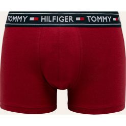 Tommy Hilfiger - Bokserki. Brązowe bokserki męskie TOMMY HILFIGER, z nadrukiem, z elastanu. W wyprzedaży za 99,90 zł.