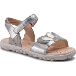 Sandały GEOX - J S.Hahiti G. A J928ZA 0AJ77 C1007 D Silver. Szare sandały dziewczęce Geox, z zamszu, bez zapięcia. W wyprzedaży za 169,00 zł.