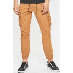 Materiałowe joggery cargo - Żółty. Żółte bez kategorii marki Cropp, m, z tkaniny. W wyprzedaży za 49,99 zł.