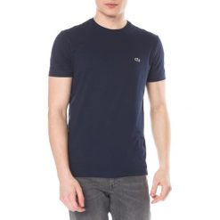 Lacoste Koszulka Niebieski. Niebieskie podkoszulki męskie Lacoste, m, z nadrukiem, z bawełny, bez kołnierzyka, z krótkim rękawem, krótkie. Za 180,95 zł.