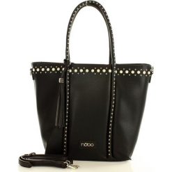 NOBO Elegancka torebka shopper z perełkami czarny. Czarne shopper bag damskie Nobo, w paski, ze skóry ekologicznej, na ramię, zdobione. Za 249,00 zł.