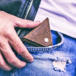 Skórzana bilonówka coin wallet BRODRENE CW01 jasnobrązowa - j. brązowy. Pomarańczowe portfele męskie Brødrene, bez wzorów, ze skóry. Za 39,99 zł.