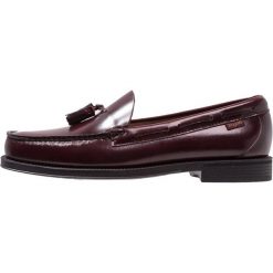 G. H. Bass & Co. WEEJUN LARKIN MOC TASSEL Półbuty wsuwane wine. Czerwone półbuty męskie marki G. H. Bass & Co., bez wzorów, ze skóry, bez zapięcia. Za 509,00 zł.