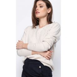 Beżowy Sweter Free Dance. Szare swetry klasyczne damskie marki Born2be, l, dekolt w kształcie v. Za 54,99 zł.