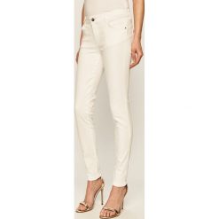 Guess Jeans - Jeansy Ultra Curve. Białe rurki damskie Guess Jeans, z aplikacjami, z bawełny. Za 419,90 zł.
