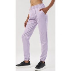 Jasnofioletowe Spodnie Felyera. Fioletowe spodnie damskie Born2be, xl, z dresówki. Za 69,99 zł.