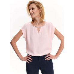 BLUZKA KRÓTKI RĘKAW O LUŹNYM KROJU, Z KRÓTKIM RĘKAWEM. Różowe bluzki damskie Top Secret, bez wzorów, z okrągłym kołnierzem, z krótkim rękawem. W wyprzedaży za 39,99 zł.