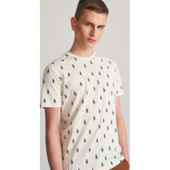 T-shirt z nadrukiem na całości - Kremowy. Białe t-shirty męskie Reserved, s, z nadrukiem, bez kołnierzyka. Za 49,99 zł.