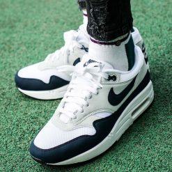 Nike Wmns Air Max 1 (319986-104). Brązowe buty sportowe damskie marki Nike, bez wzorów, z nubiku, sportowe. Za 227,99 zł.