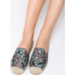 Czarno-Różowe Klapki Genius. Różowe espadryle damskie Born2be, z haftami, bez obcasa, na płaskiej podeszwie. Za 29,99 zł.