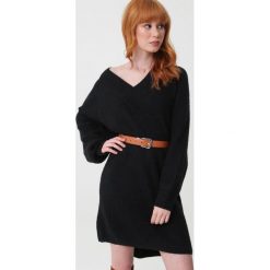 Czarna Sukienka Carmela. Czarne sukienki damskie Born2be, uniwersalny, w paski, z dzianiny, długie, mini, oversize. Za 239,99 zł.