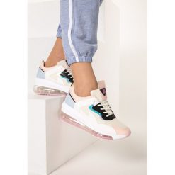 Różowe Sneakersy Chariclo. Różowe sneakersy damskie Born2be, z jeansu. Za 129,99 zł.