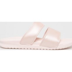 Nike Sportswear - Klapki. Różowe klapki damskie Nike Sportswear, bez wzorów, z materiału, bez obcasa, na płaskiej podeszwie. W wyprzedaży za 139,90 zł.
