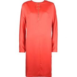 Marciano Guess Sukienka. Sukienki damskie Guess, z aplikacjami, z tkaniny, z okrągłym kołnierzem, bez rękawów, dopasowane. Za 189,00 zł.