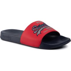 Klapki SUPERDRY - Cny Pool Slide MF300005A Red 17I. Czerwone klapki męskie Superdry, bez wzorów, ze skóry ekologicznej. Za 129,00 zł.