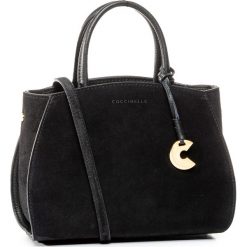 Torebka COCCINELLE - FLB Concrete Suede E1 FLB 55 01 01 Noir 001. Czarne torebki klasyczne damskie Coccinelle, bez wzorów, ze skóry, klasyczne, bez dodatków. W wyprzedaży za 639,00 zł.