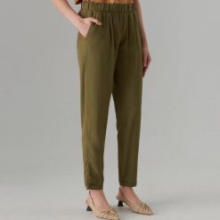 Spodnie jogger slim z lyocellu - Khaki. Brązowe spodnie damskie Mohito, z lyocellu. Za 99,99 zł.