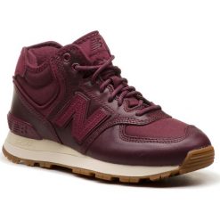 Sneakersy NEW BALANCE - WH574BC Bordowy. Czerwone półbuty damskie New Balance, bez wzorów, ze skóry, bez obcasa, na płaskiej podeszwie, bez zapięcia. W wyprzedaży za 269,00 zł.