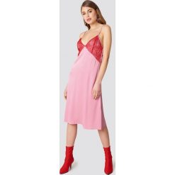 NA-KD Sukienka bieliźniana midi z koronką - Pink. Różowe sukienki damskie NA-KD, w koronkowe wzory, z koronki, bez kołnierzyka, bez rękawów, midi. W wyprzedaży za 60,88 zł.