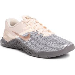 Buty NIKE - Metcon 4 Xd Mtlc AV2252 001 Atmosphere Grey. Szare buty sportowe damskie Nike, z materiału, sportowe, na fitness i siłownię. W wyprzedaży za 409,00 zł.