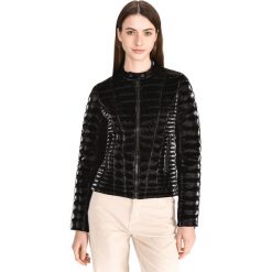 Guess Vona Kurtka Czarny. Czarne kurtki damskie Guess, l, z aplikacjami, z poliesteru. Za 790,95 zł.