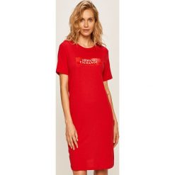 Armani Exchange - Sukienka. Czerwone sukienki damskie Armani Exchange, na co dzień, s, z aplikacjami, z bawełny, casualowe, z okrągłym kołnierzem, z krótkim rękawem, krótkie, mini, proste. Za 339,90 zł.