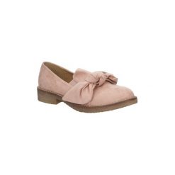 Półbuty Casu Różowe półbuty slip on z kokardą AB1022. Różowe półbuty damskie marki Casu, bez wzorów, bez obcasa, bez zapięcia. Za 59,99 zł.