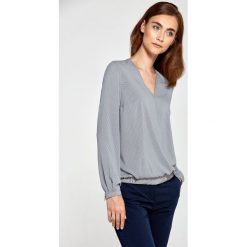 Bluzka z kopertowym dekoltem- szary/kropki. Szare bluzki damskie NIFE, xl, bez wzorów, z poliesteru, klasyczne, z klasycznym kołnierzykiem, bez rękawów. Za 139,00 zł.