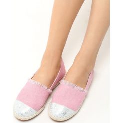 Różowe Espadryle Crazy Wasp. Różowe espadryle damskie marki vices, bez wzorów, bez obcasa, na płaskiej podeszwie. Za 49,99 zł.