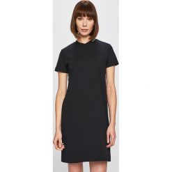 Calvin Klein Jeans - Sukienka. Czarne sukienki damskie Calvin Klein Jeans, na co dzień, s, bez wzorów, z bawełny, casualowe, z okrągłym kołnierzem, z krótkim rękawem, krótkie, mini, proste. Za 299,90 zł.