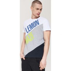 T-shirty męskie: T-shirt z panelem i napisem – Biały