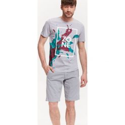 SZORTY MĘSKIE W STYLU CHINO SUWAKAMI W KIESZENIACH. Szare spodenki sportowe męskie marki Top Secret, na lato, s, z bawełny, sportowe. W wyprzedaży za 49,99 zł.