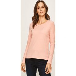 Tommy Jeans - Bluzka DW0DW06900. Różowe bluzki damskie Tommy Jeans, s, bez wzorów, z bawełny, casualowe, z okrągłym kołnierzem, z długim rękawem. W wyprzedaży za 119,90 zł.