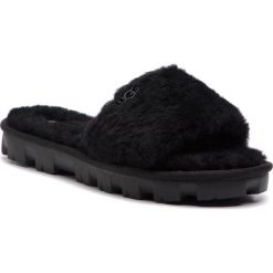 Kapcie UGG - W Cozette 1100892 W/Blk. Czarne klapki damskie Ugg, bez wzorów, z wełny, bez obcasa. W wyprzedaży za 259,00 zł.