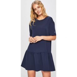 Tommy Jeans - Sukienka. Niebieskie sukienki damskie Tommy Jeans, na co dzień, s, bez wzorów, z poliesteru, casualowe, z okrągłym kołnierzem, z krótkim rękawem, krótkie, mini, rozkloszowane. Za 449,90 zł.
