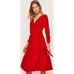Dkny - Sukienka. Czerwone sukienki damskie DKNY, bez wzorów, z elastanu, bez kołnierzyka, z długim rękawem, długie, midi, rozkloszowane. Za 649,90 zł.