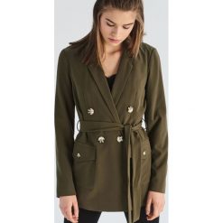 Długa marynarka z wiązaniem - Khaki. Brązowe marynarki damskie marki Sinsay, s. Za 99,99 zł.