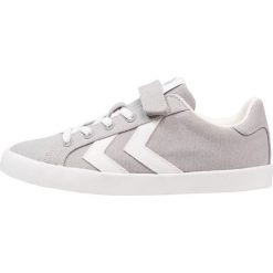 Hummel DEUCE COURT Tenisówki i Trampki alloy. Szare trampki męskie Hummel, z tworzywa sztucznego. Za 189,00 zł.
