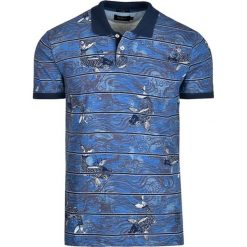 Koszulka polo w kolorze niebieskim ze wzorem. Niebieskie koszulki męskie Pepe Jeans, Mexx, Pierre Cardin, s, bez wzorów, z bawełny, bez rękawów. W wyprzedaży za 99,95 zł.