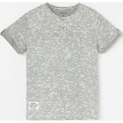 Bawełniany t-shirt w paski z efektem sprania - Kremowy. Białe t-shirty męskie Reserved, w paski, z bawełny, bez kołnierzyka. Za 29,99 zł.