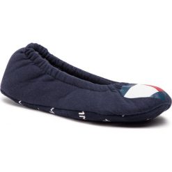 Kapcie TOMMY HILFIGER - Cozy Travel Pack Slipper FW0FW04179 Midnight 403. Niebieskie klapki damskie TOMMY HILFIGER, bez wzorów, z materiału, bez obcasa. W wyprzedaży za 119,00 zł.