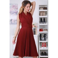 Sukienka VILEMINA BORDO. Czerwone sukienki damskie IVET, na co dzień, bez wzorów, eleganckie, bez kołnierzyka, bez rękawów, plisowane. W wyprzedaży za 99,00 zł.