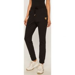 Love Moschino - Spodnie. Czarne spodnie damskie Love Moschino, bez wzorów, z elastanu, casualowe. W wyprzedaży za 569,90 zł.