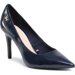 Szpilki TOMMY HILFIGER - Feminine Patent High Heel Pump FW0FW04815 Desert Sky DW5. Niebieskie półbuty damskie TOMMY HILFIGER, bez wzorów, ze skóry ekologicznej, eleganckie, bez obcasa, na obcasie, bez zapięcia. Za 449,00 zł.