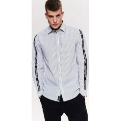 Koszula w paski z lampasem slim fit. Białe koszule męskie Top Secret, na lato, m, w paski, z tkaniny, eleganckie, z kontrastowym kołnierzykiem, z długim rękawem. W wyprzedaży za 49,99 zł.