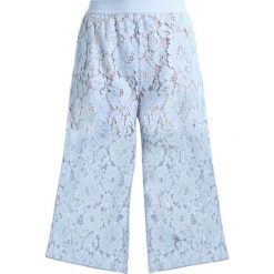 Gaudi TROUSERS Spodnie materiałowe celestial blue. Niebieskie spodnie damskie marki Gaudi, bez wzorów, z bawełny. W wyprzedaży za 343,85 zł.