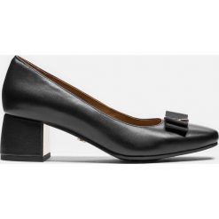 Czarne czółenka damskie. Czarne czółenka peep toe marki Kazar, ze skóry, na wysokim obcasie, na obcasie. Za 499,00 zł.